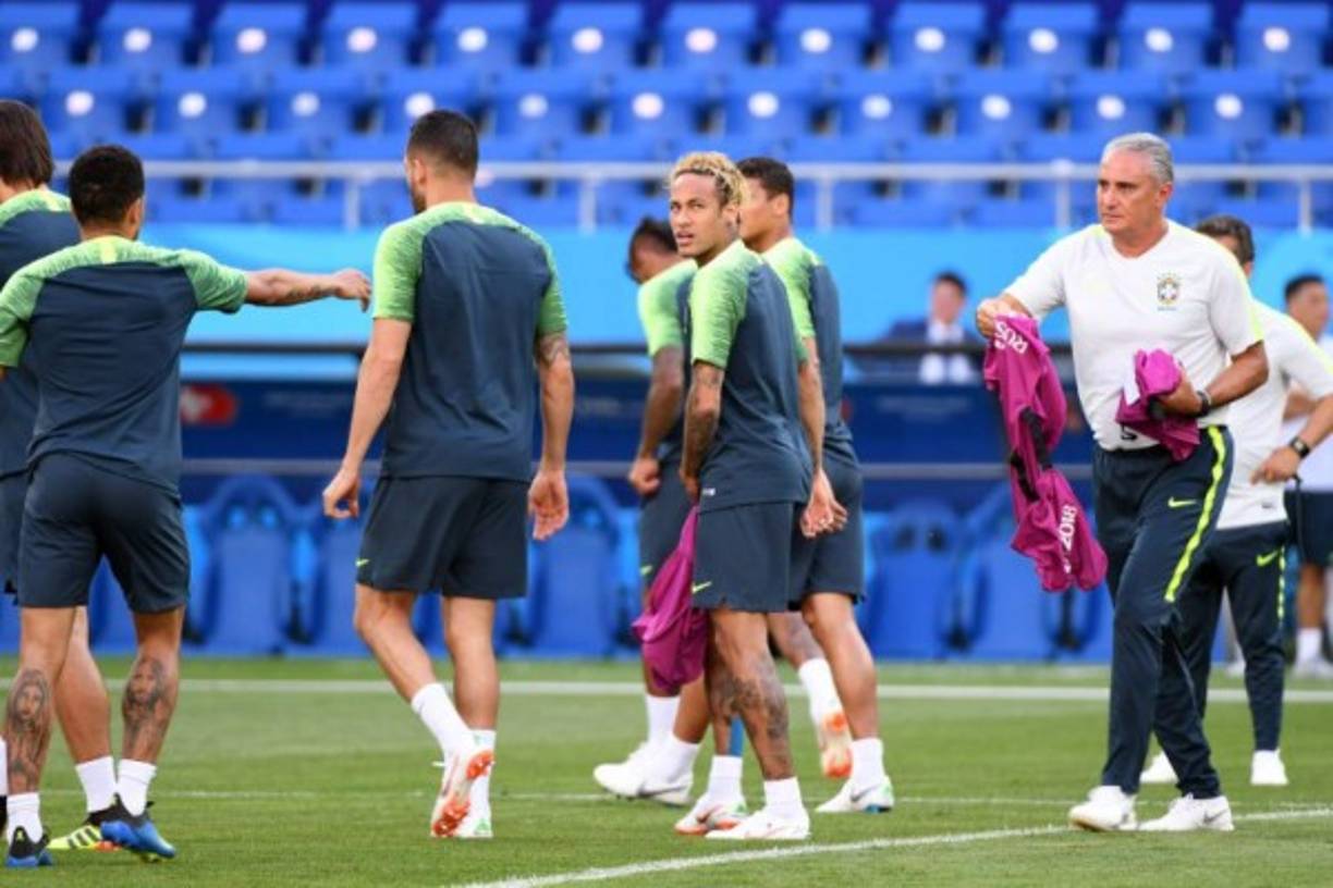 Neymar trabajó con normalidad con el grupo este sábado.