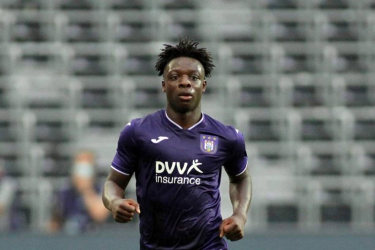 El Manchester City, en su afaán por tener a los mejores jugadores, ya habría puesto en marcha su maquinaria para fichar a la nueva estrella surgida en el fútbol belga: Jérémy Doku. Un jugador que, a sus 18 años, ya ha se ha estrenado en la lista de convocados de la selección de Belgica con Roberto Martínez. <br/><br/>Según publica The Telegraph, el conjunto inglés habría aprovechado esta semana de UEFA Nations Laegue para 'echarle el ojo' y las conclusiones no podrían haber sido más positivas. El jugador, que actualmente milita en el Anderlecht, tiene contrato hasta 2022 y el conjunto de Bruselas ya plantea ofrecerle un nuevo contrato.