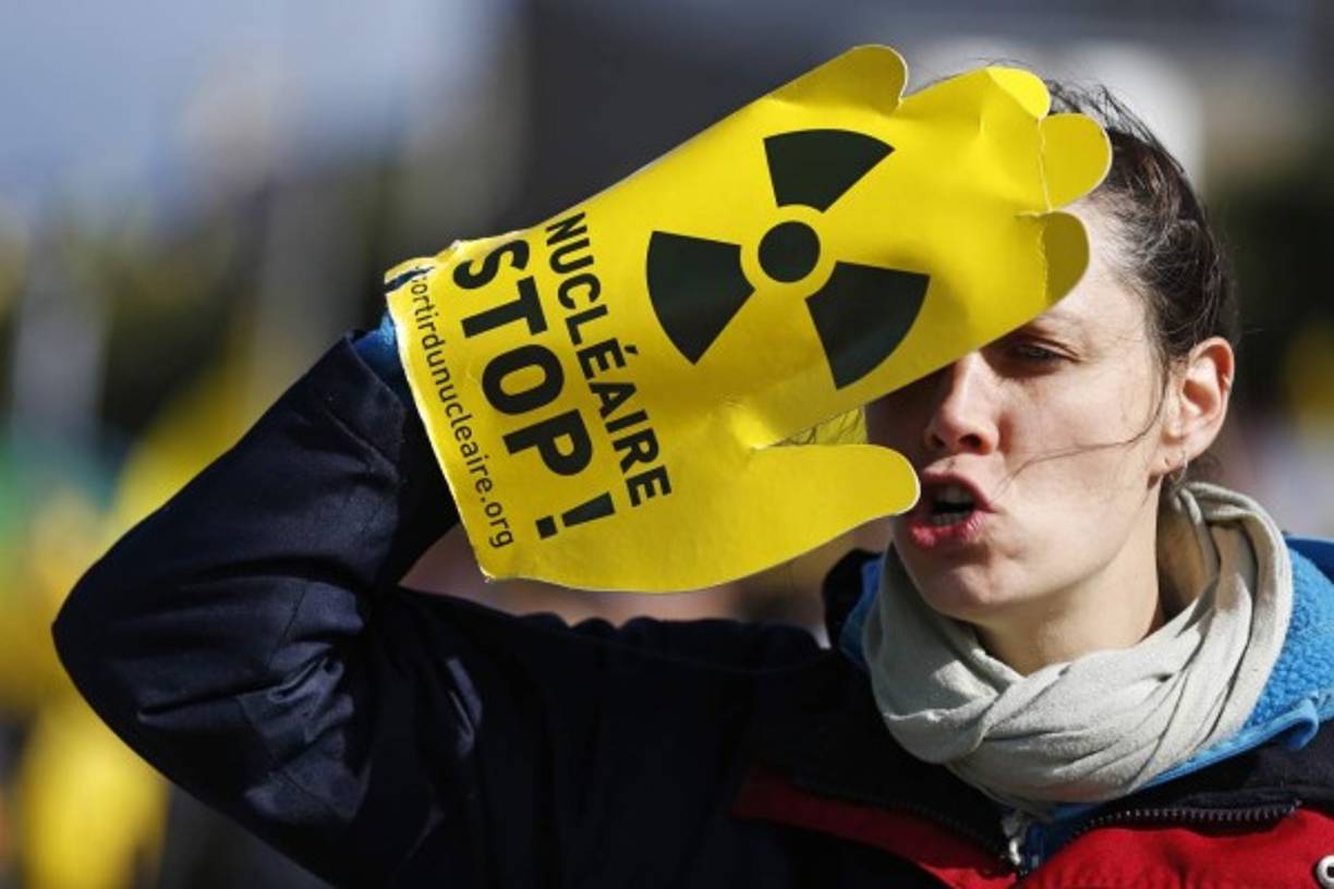 FRANCIA. Manifestación antinuclear. Una francesa protesta en Siouville-Hague contra la construcción de un reactor nuvclear en Flamanville. Foto: AFP/Charly Triballeau