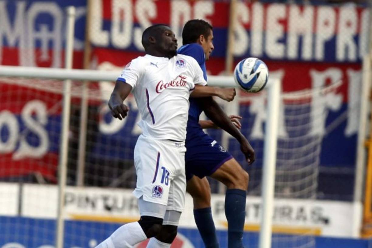El colombiano Javier Estupiñán salta por el balón con Júnior Izaguirre.