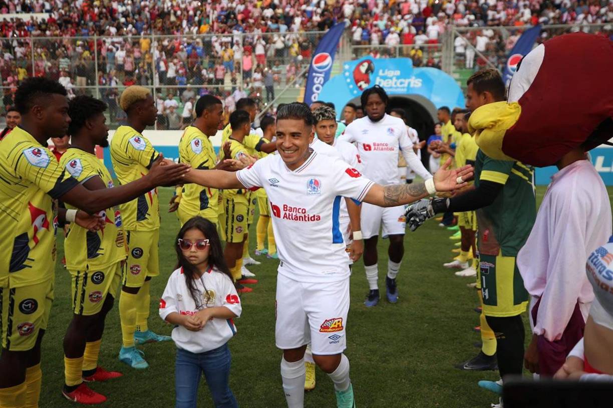 El nuevo fichaje olimpista Michaell Chirinos también disfrutó del pasillo que les hizo el Génesis.