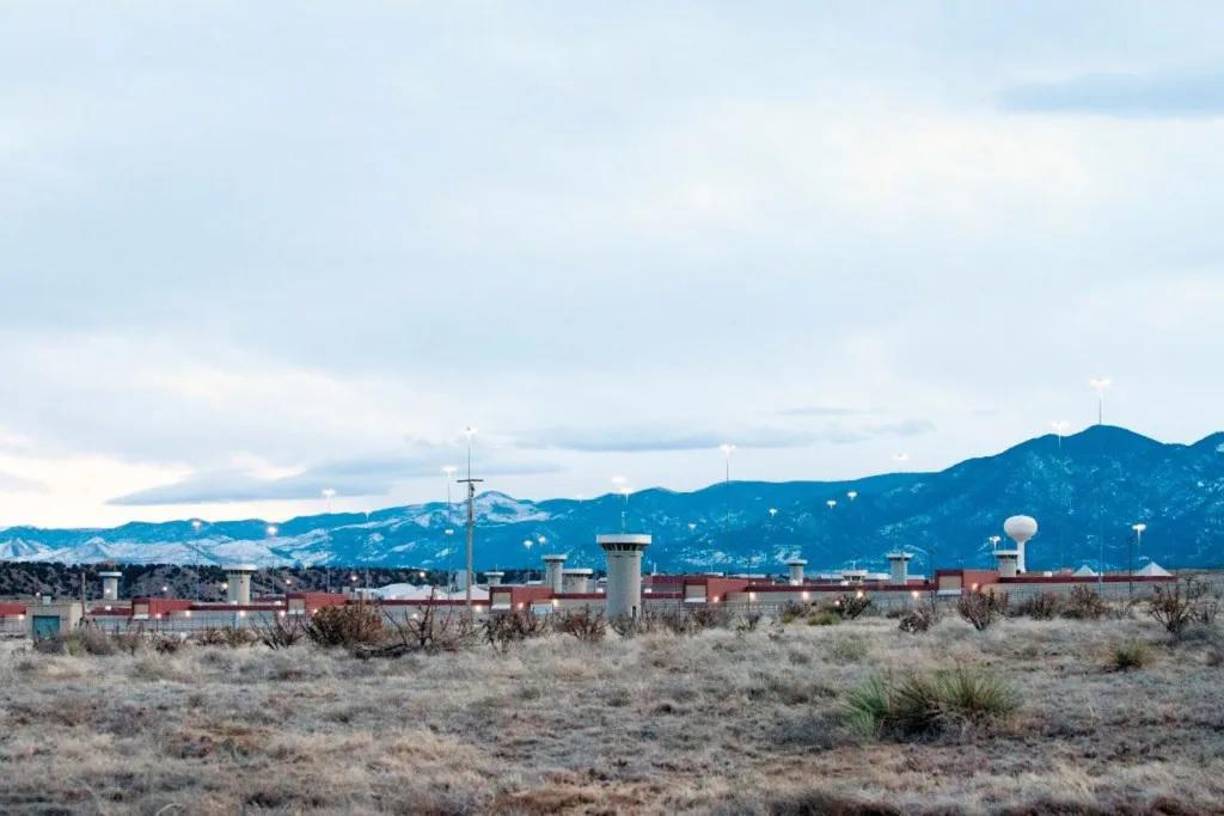 Los reclusos tienen poco contacto fuera de los guardias y el personal penitenciario. Deben usar grilletes en las piernas, esposas y cadenas en la cintura cuando los sacan de sus celdas, y deben ser escoltados por guardias. Se permite una hora de recreación en una jaula al aire libre un poco más grande que las celdas de la prisión. Dentro de la jaula, solo se ve el cielo.