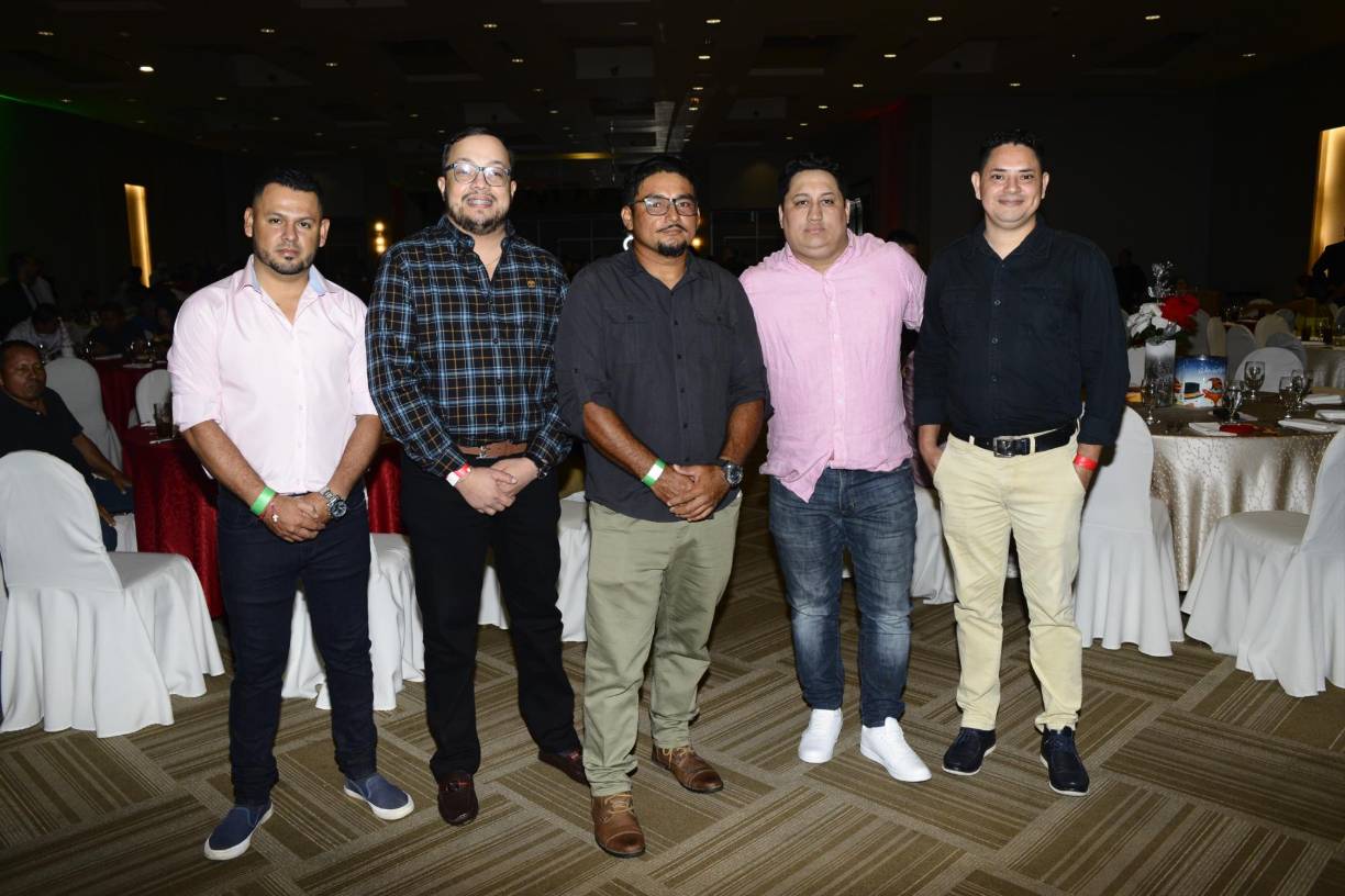 Hugo Mejía, Mauricio Aguilera, Gerson Palacios, Josué Casaca y Carlos Vásquez