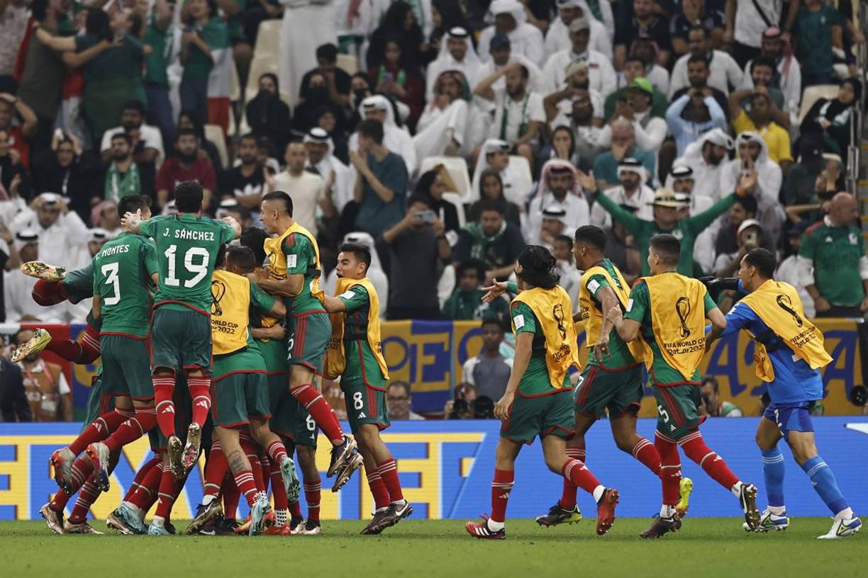 El festejo de los jugadores mexicanos tras el golazo de Luis Chávez ante Arabia Saudita.