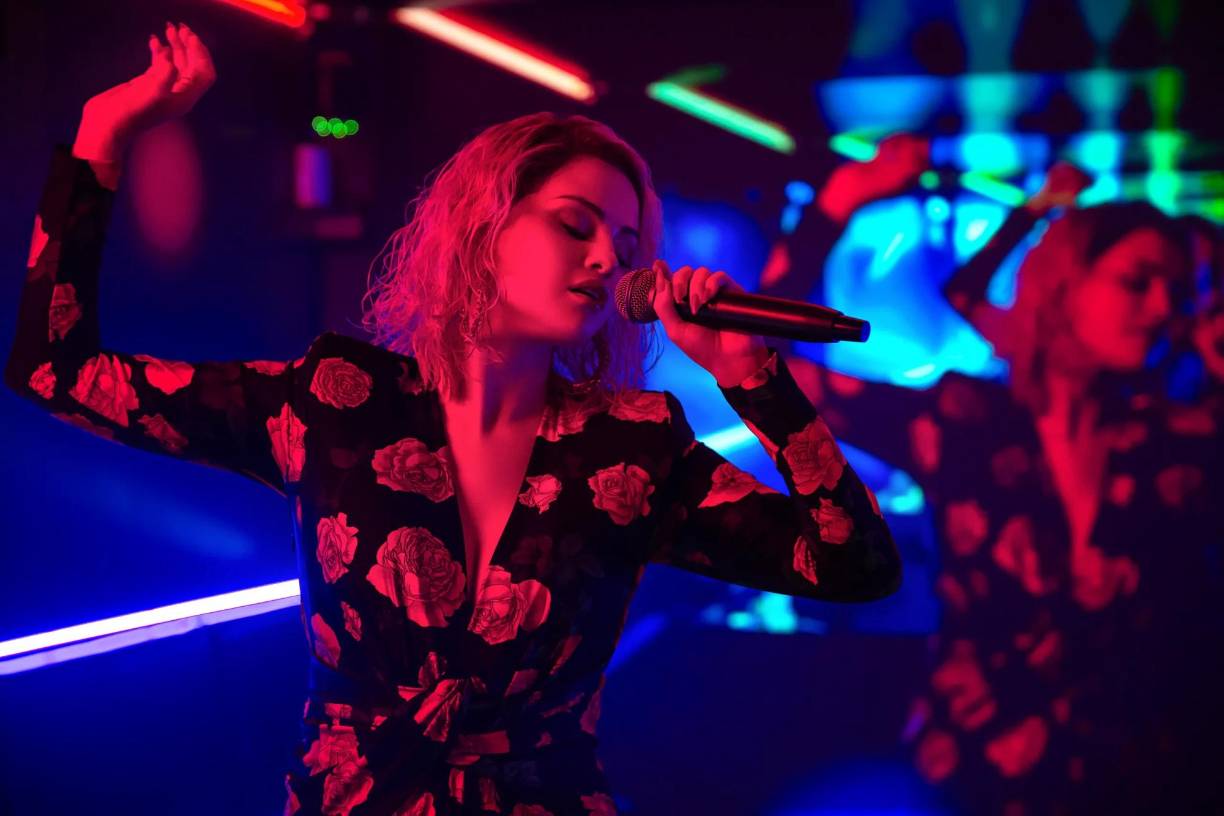 “Emilia Pérez” es una comedia musical franco-mexicana que narra la historia de un narcotraficante mexicano que decide transicionar a mujer para comenzar una nueva vida. La película ha ganado múltiples premios, incluyendo el Premio del Jurado en el Festival de Cannes.