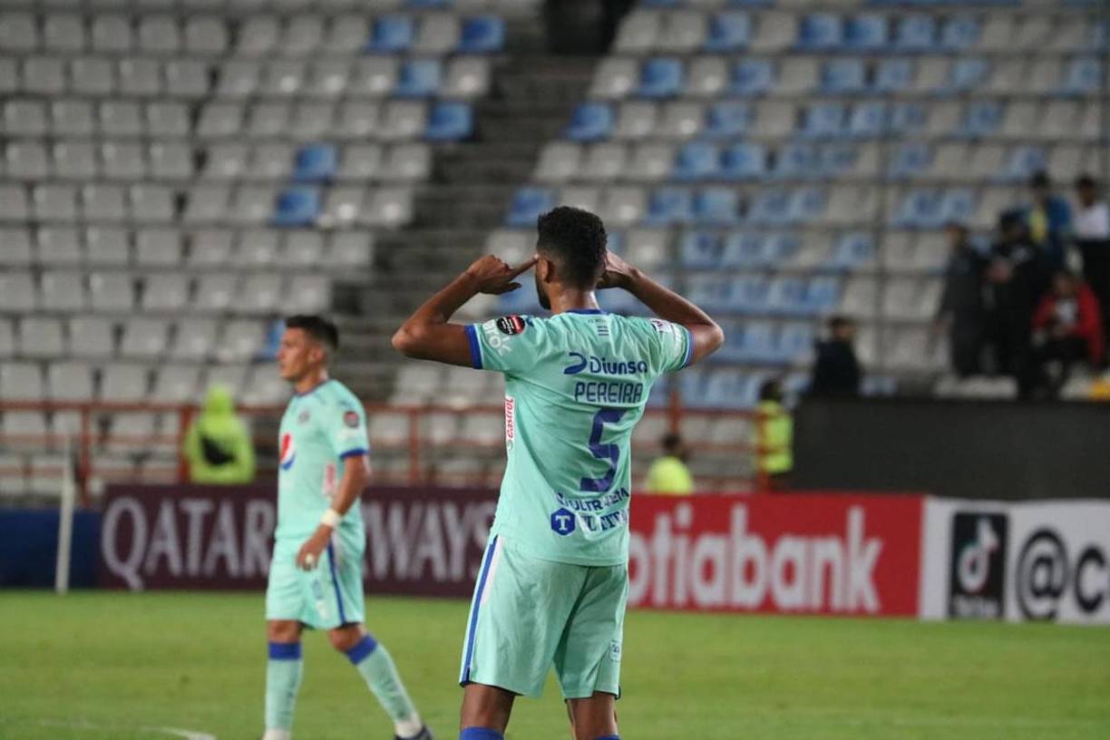 Marcelo Pereira pidiendo cabeza y calma a sus compañeros en los últimos minutos del partido en el estadio Hidaldo.