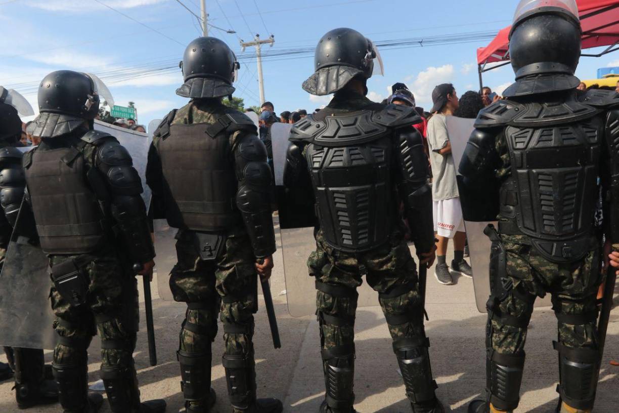 “Si no nos abren, vamos a romper ese cerco para nosotros conseguir la información”, dije otro sujeto. 