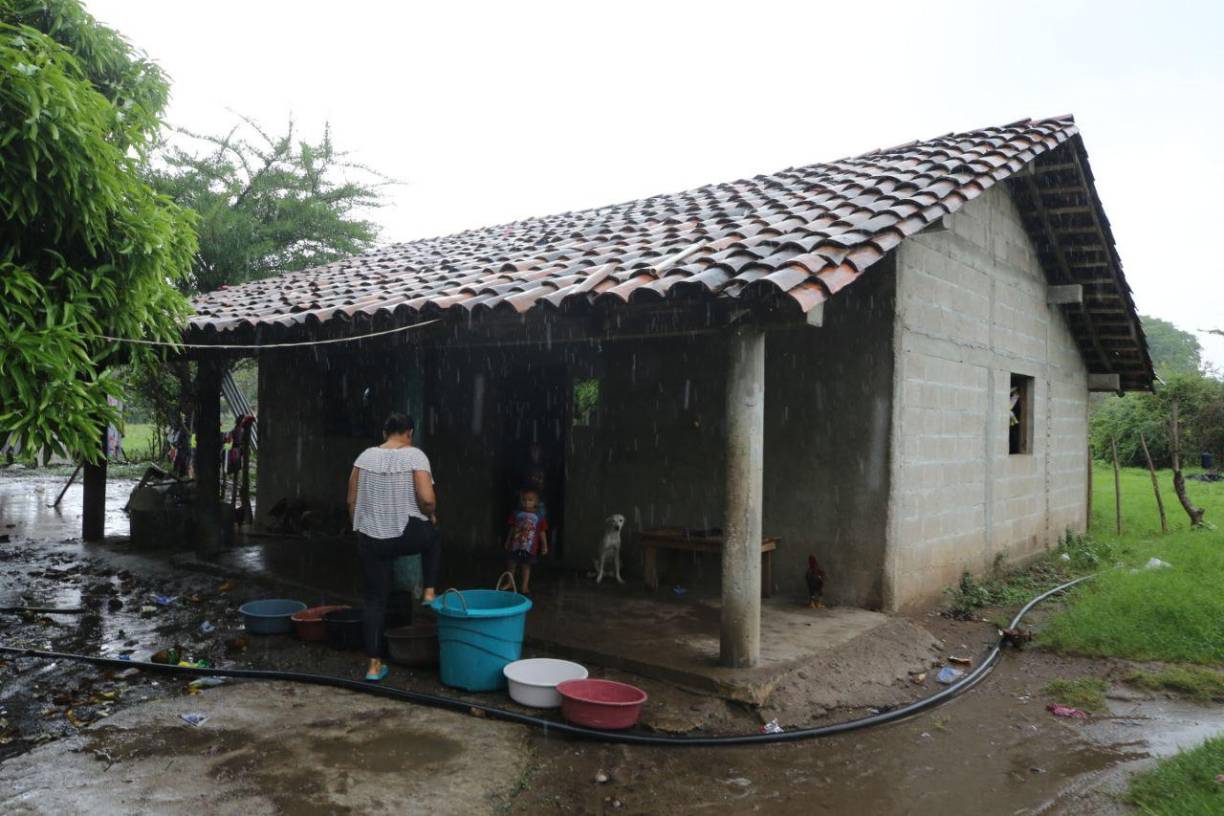 Además, se mantiene la alerta amarilla, de vigilancia, en siete de los 18 departamentos del país centroamericano, y la verde, de prevención, para cuatro por las lluvias que genera un sistema de baja presión.