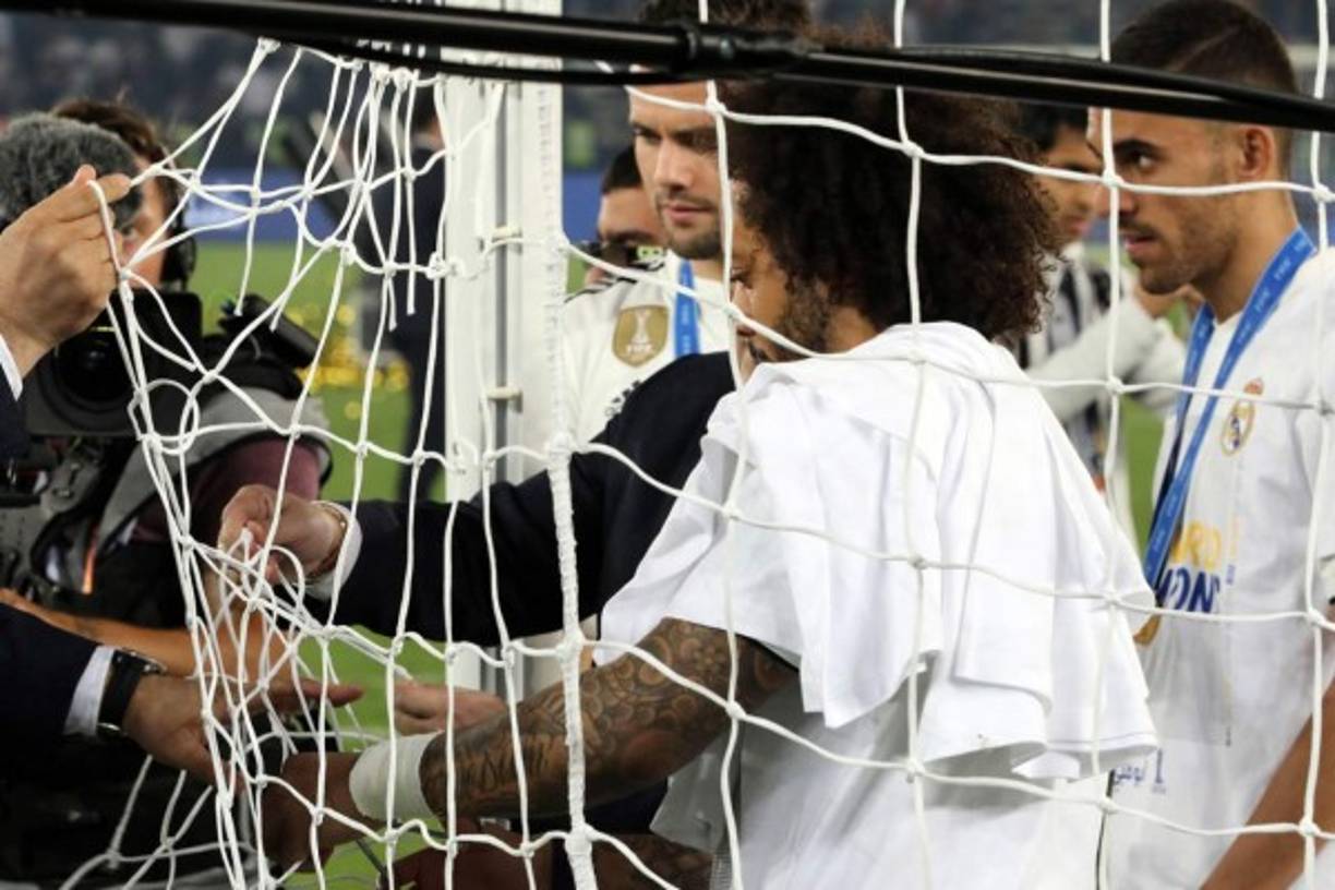 Marcelo cortó parte de las mallas de la portería para llevársela de recuerdo.