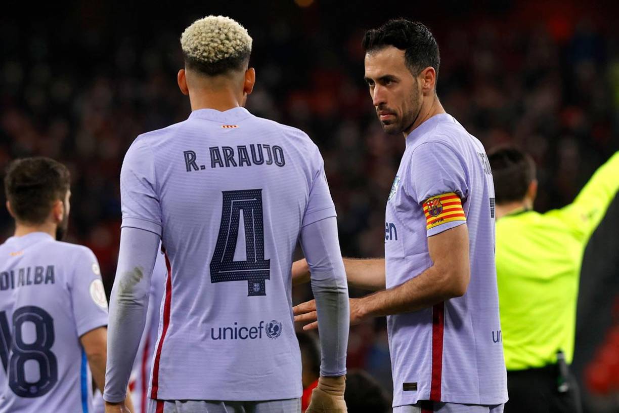 Sergio Busquets y Ronald Araújo hablan durante el partido.