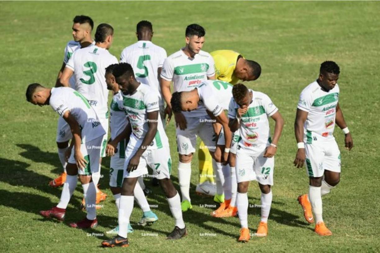 Los jugadores del Platense reunidos antes del comienzo del partido.