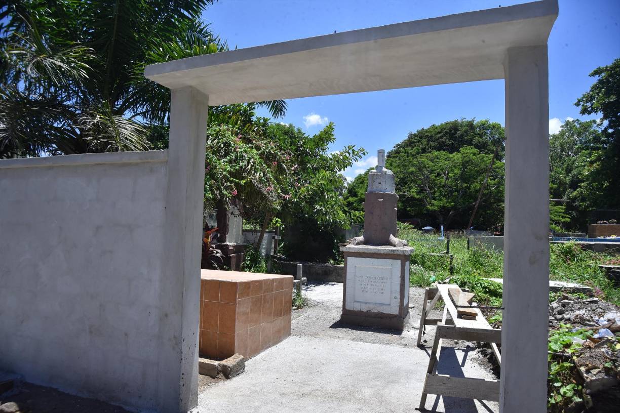 Los tres cementerios de La Ceiba están saturados y solo se mejoran las fachadas para que luzcan mejor. 