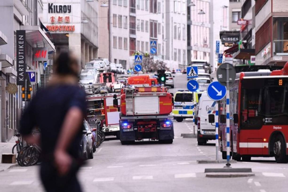 El centro de la ciudad se vaciaba por completo mientras las tiendas cerraban sus puertas y los habitantes regresaban andando a sus casas, después de que la policía se lo pidiera para evitar aglomeraciones.
