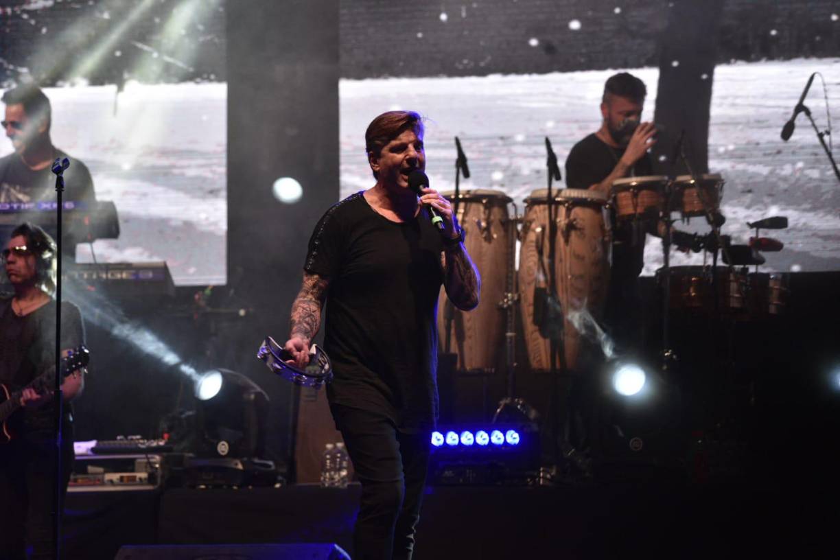 Tras la aclamada presentación de Miguel Mateos, subieron al escenario los integrantes de Vilma Palma e Vampiros. 