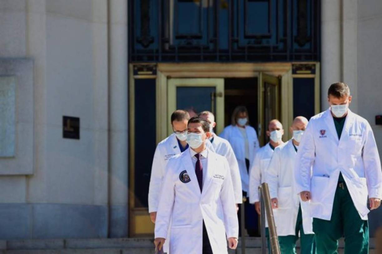 Un equipo de trece especialistas está al cuidado de Trump mientras permanece ingresado en el Walter Reed.