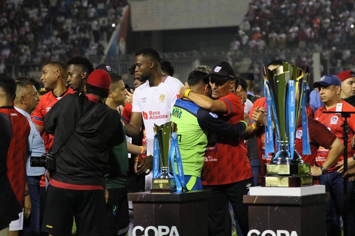 Pedro Troglio tuvo un gran gesto con los jugadores del Olancho FC, a los que abrazó y consoló.