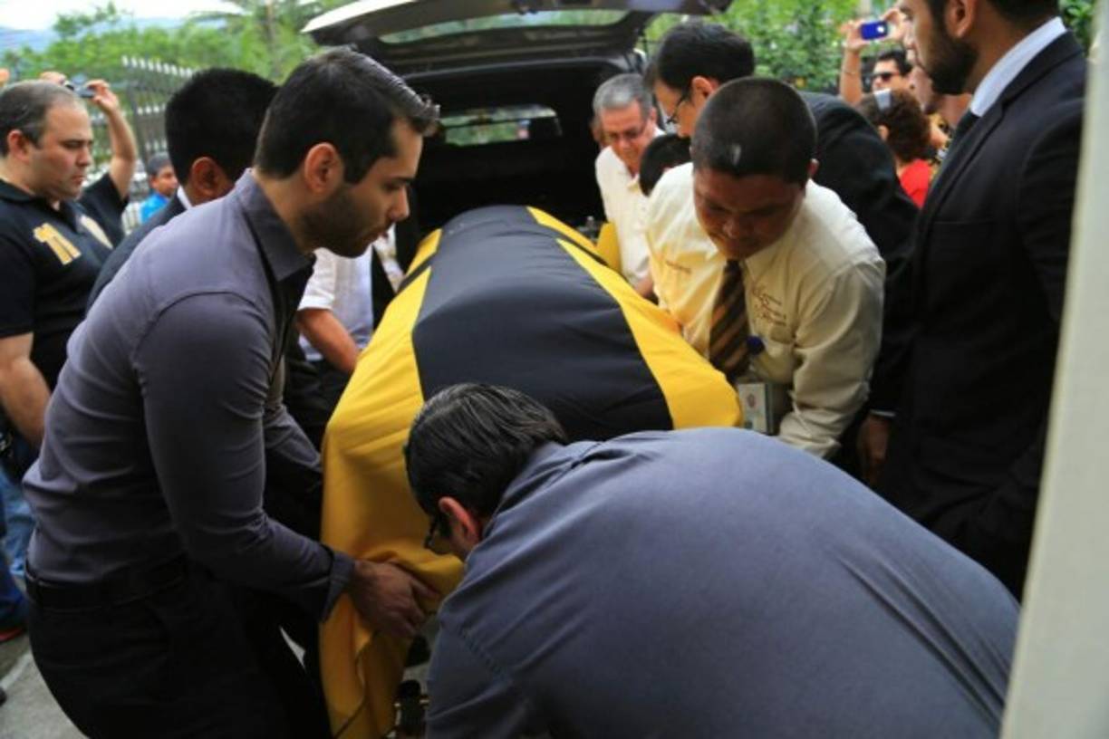 Arropado con una bandera de su amado Real España luce el féretro de Mario Verdial.