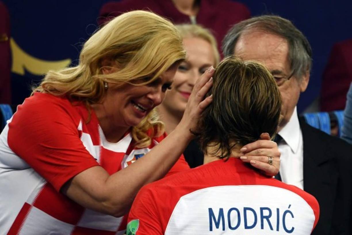 La presidenta de Croacia rompió en llanto y también consoló al capitán croata Luka Modric.