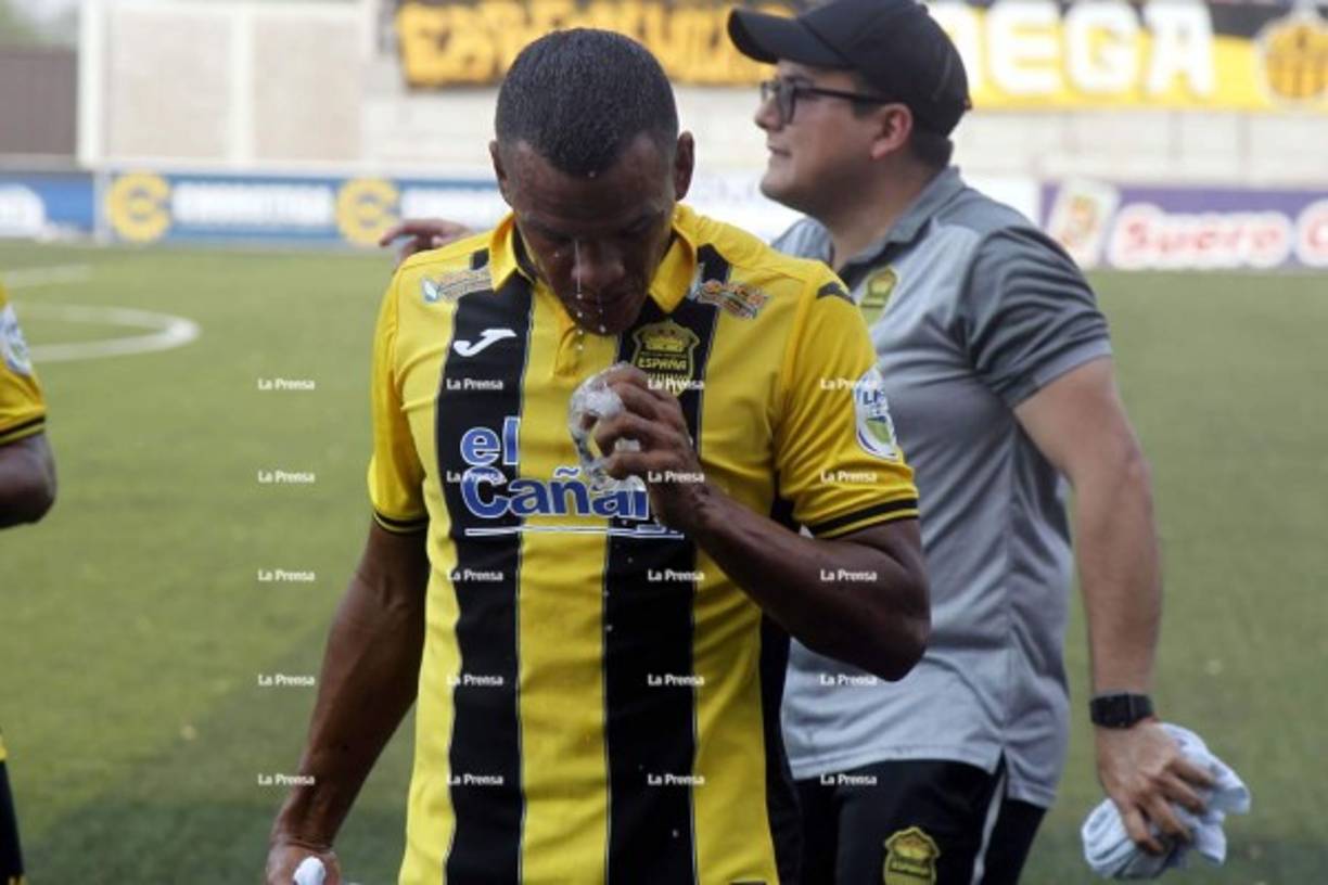 Un intenso calor se vivió en el estadio Emilio Williams Agasse de Choluteca. Así lo demuestra Rony Martínez.