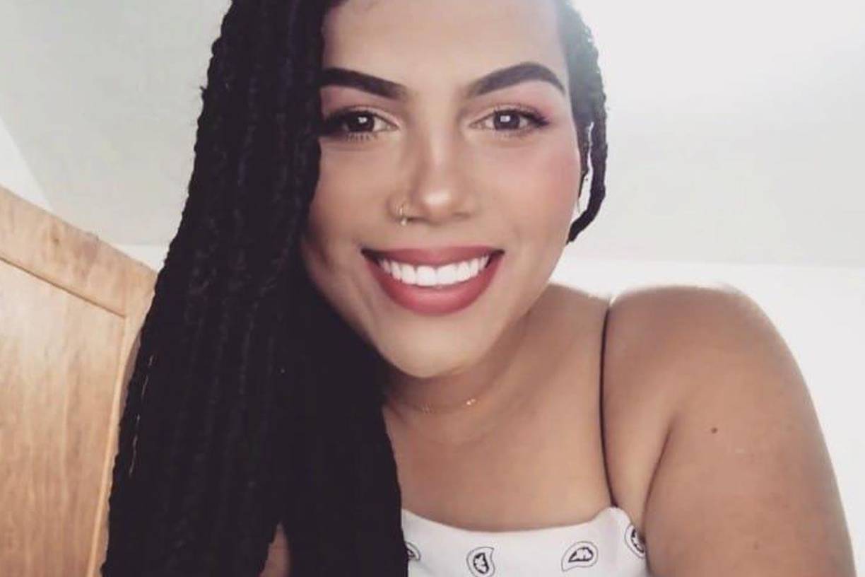 Al oponerse al asalto, uno de ellos le propinó una herida en el cuello.