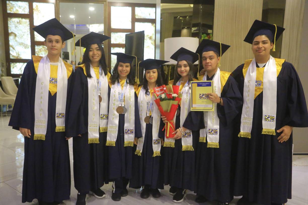 Los seniors posaron muy felices y disfrutaron una ceremonia familiar para cerrar su ciclo escolar.