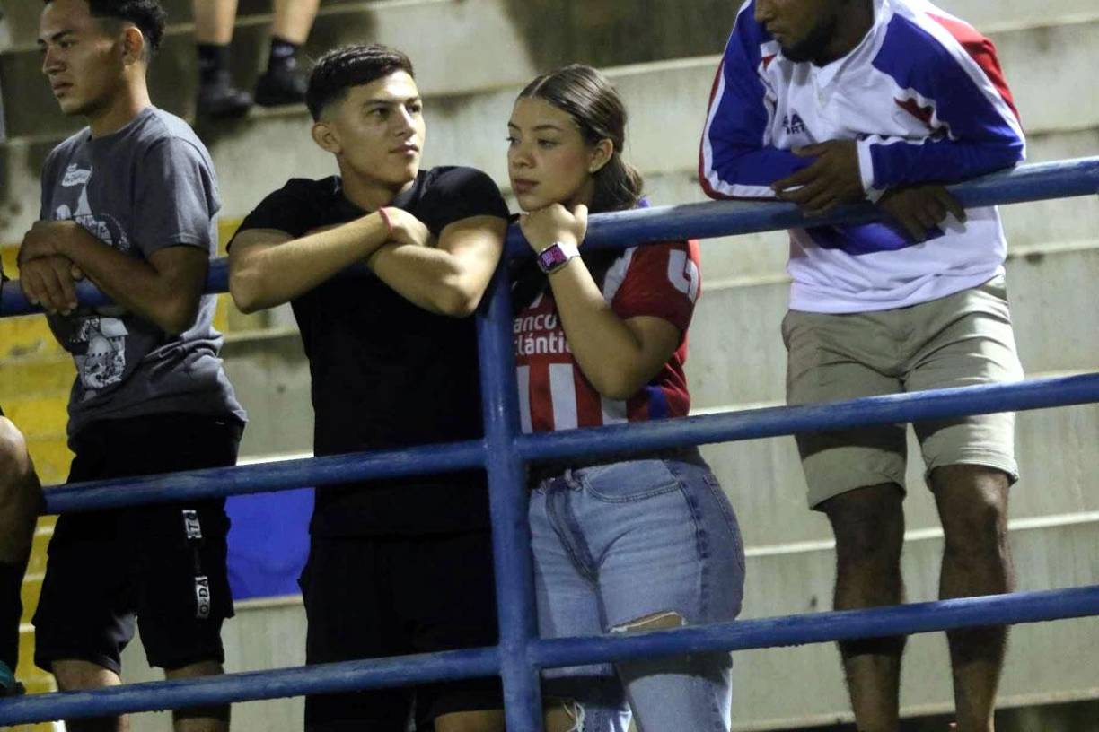 Esta linda pareja de aficionados disfrutó de un gran encuentro de fútbol. Al final, Lobos UPN y Olimpia igualaron 3-3 en Choluteca.