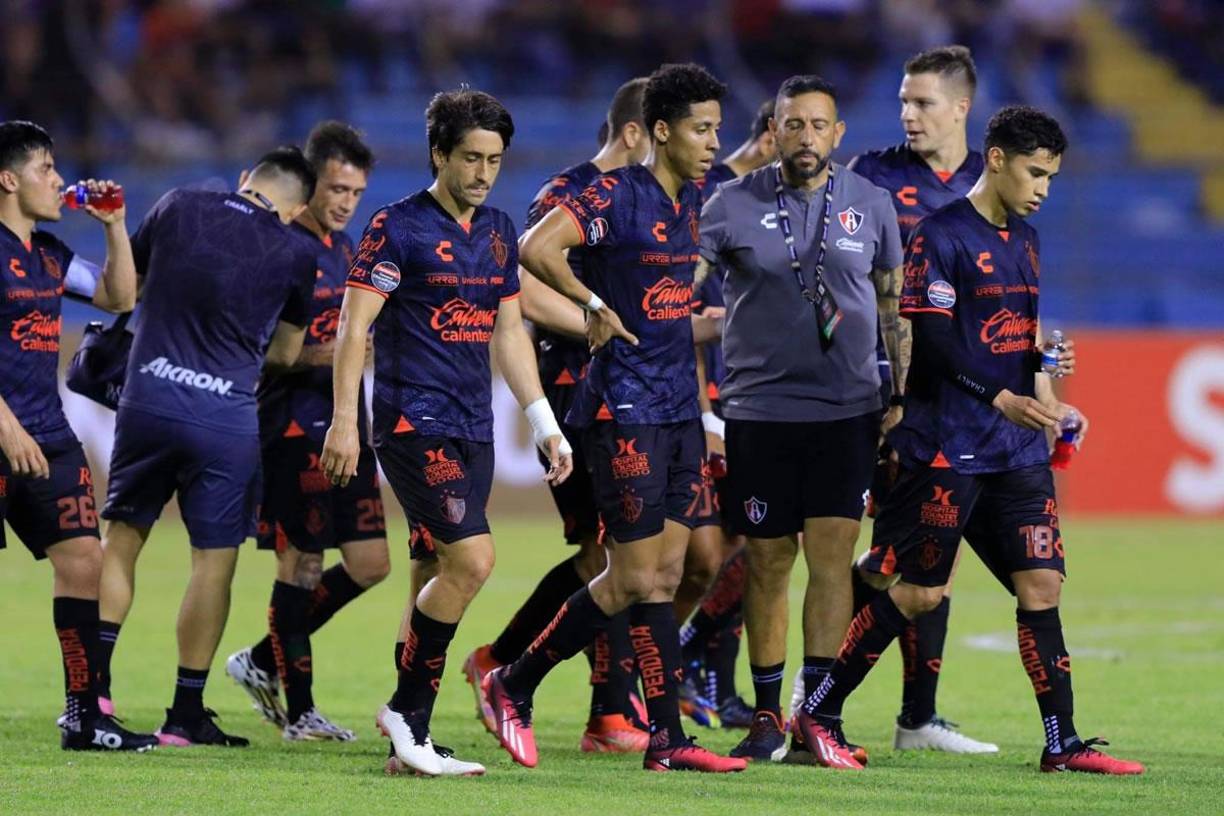 Jugadores del Atlas salieron cabizbajos y con el rostro triste tras la dura derrota ante Olimpia.