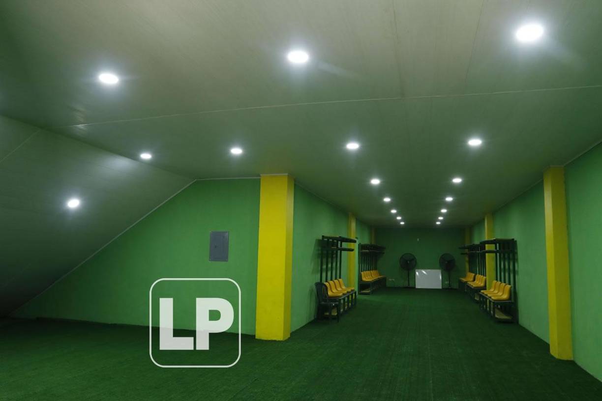 Así lucen los camerinos del recinto. En el suelo colocaron una alfombra sintética para mayor comodidad de los jugadores.