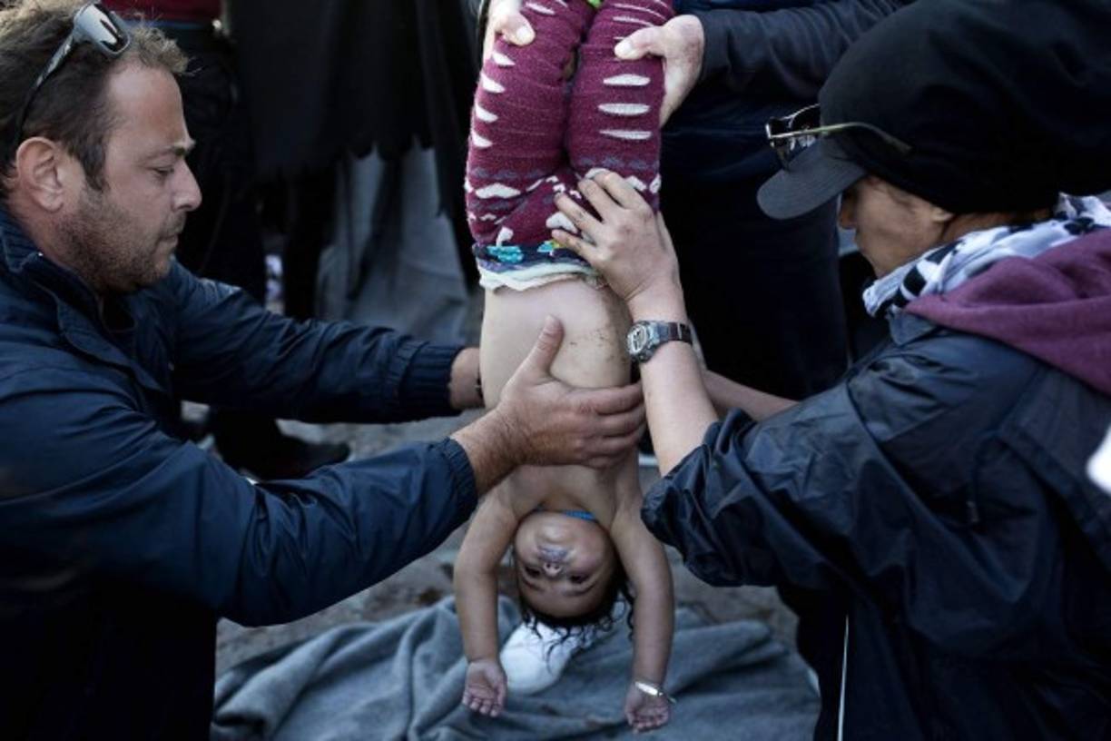 Las imágenes de varios menores tratando de ser reanimados por los médicos en las costas griegas ya le han dado la vuelta al mundo. Un millar de migrantes fueron rescatados por varias embarcaciones europeas este miércoles.