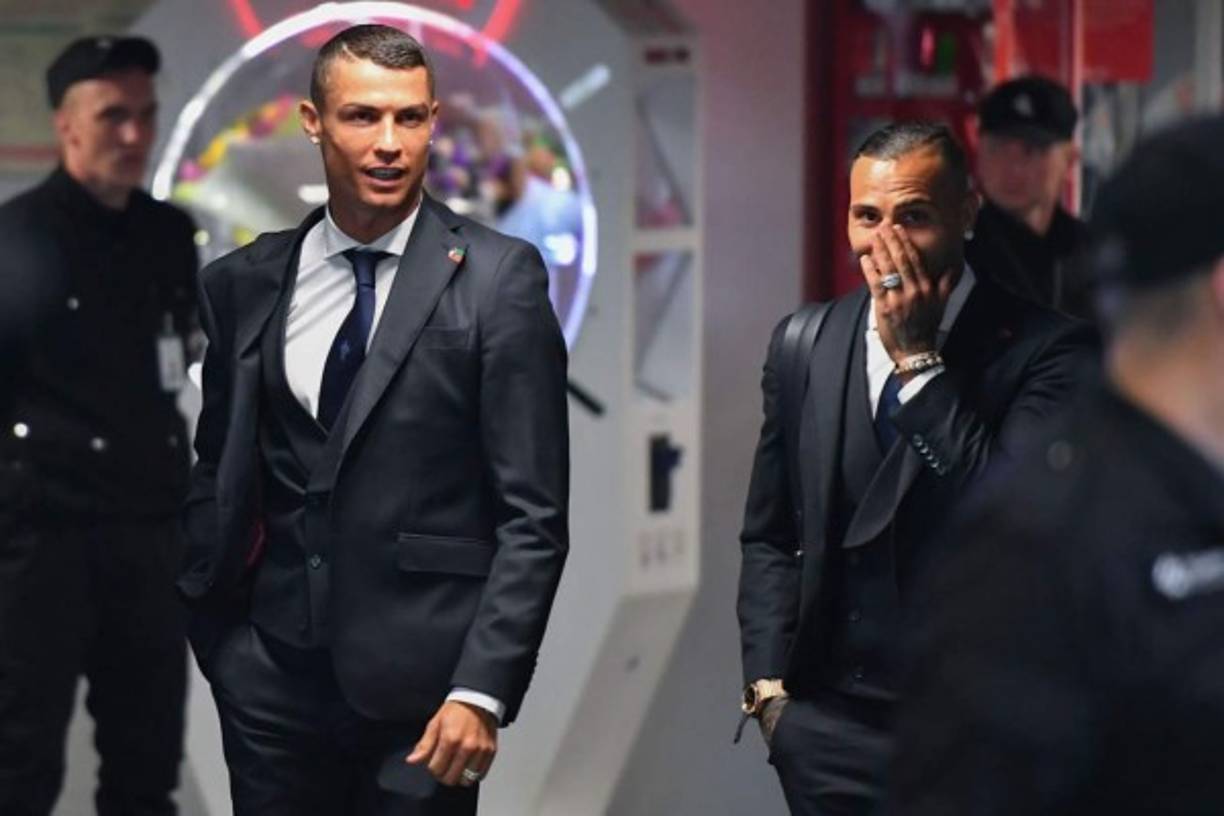 Cristiano Ronaldo camino acompañado por Ricardo Quaresma. Foto AFP