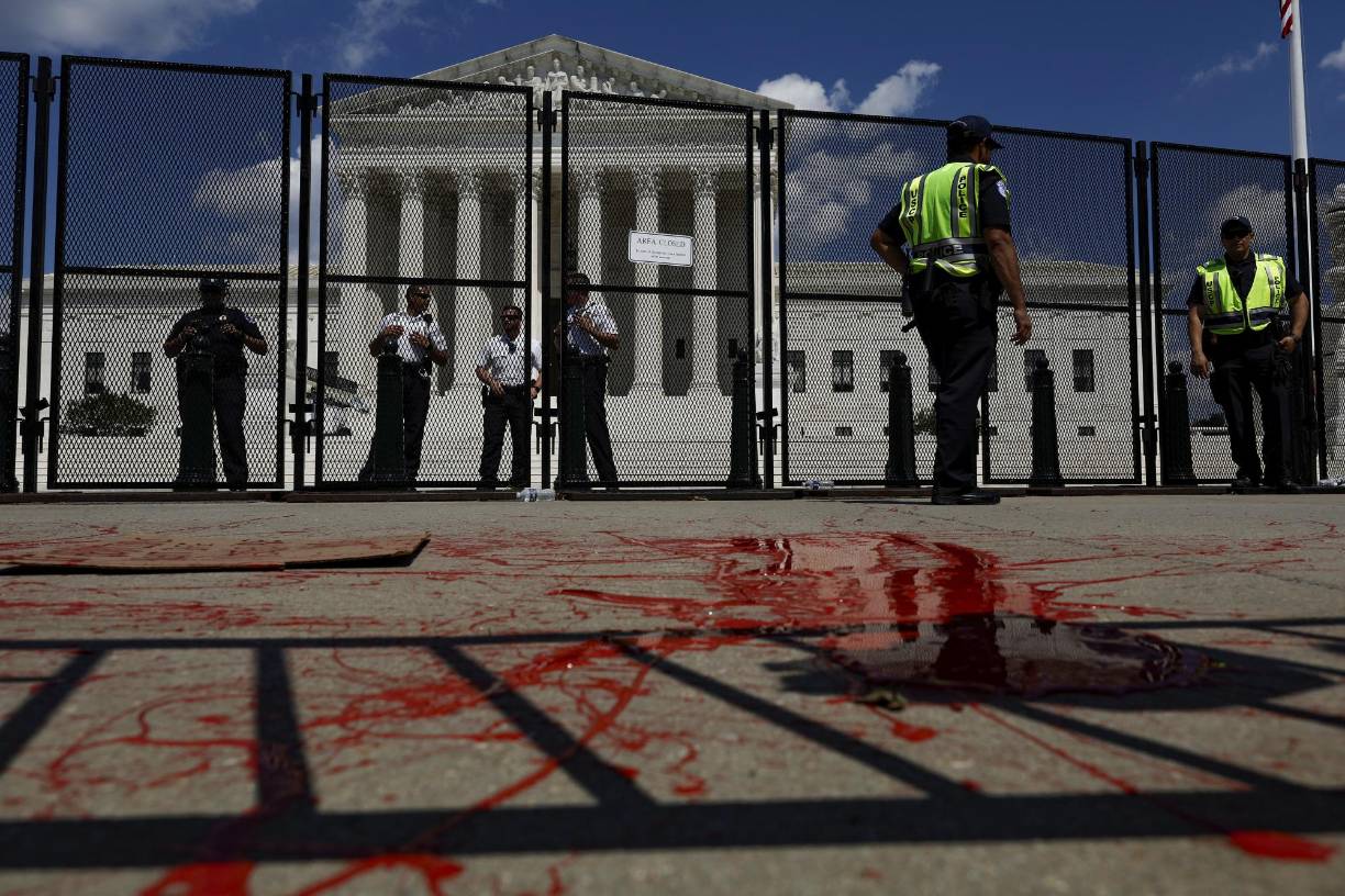 La mayoría de las movilizaciones transcurrieron sin incidentes, aunque la policía lanzó gases lacrimógenos contra los manifestantes en Phoenix, Arizona, y en la ciudad de Cedar Rapids, en Iowa, una camioneta atravesó en medio de un grupo de manifestantes y atropelló a una mujer. 