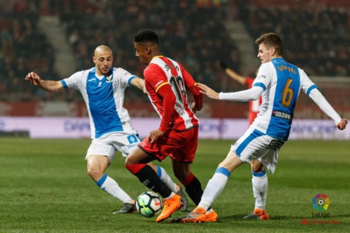 Antony Lozano entre dos defensas del Leganés.
