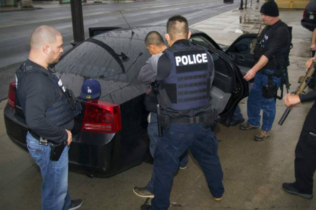 Un grupo de abogados estadounidenses denunciaron este martes que el Servicio de Inmigración y Aduanas (ICE) está ignorando la recomendación de suspender las órdenes de deportación a inmigrantes que han solicitado la visa 'U', destinada a víctimas de crímenes en EUA, y les ordenan esperar fuera del país la resolución de su caso. 'Estas decisiones están afectando a los inmigrantes y creando desconfianza en el sistema. Con estas nuevas prioridades de las autoridades de inmigración, ningún indocumentado va a querer reportar un crimen', advirtió a Efe el abogado Alan Diamante. Desde que el Servicio de Inmigración y Ciudadanía (USCIS) creó en 2009 la visa 'U', se diseñó una guía para agentes de ICE en la que se recomienda suspender las deportaciones de los peticionarios.