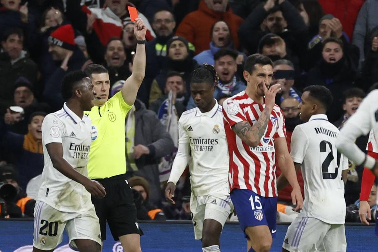 Vinicius se rió en la cara de Stefan Savić luego de ser expulsado en el derbi.