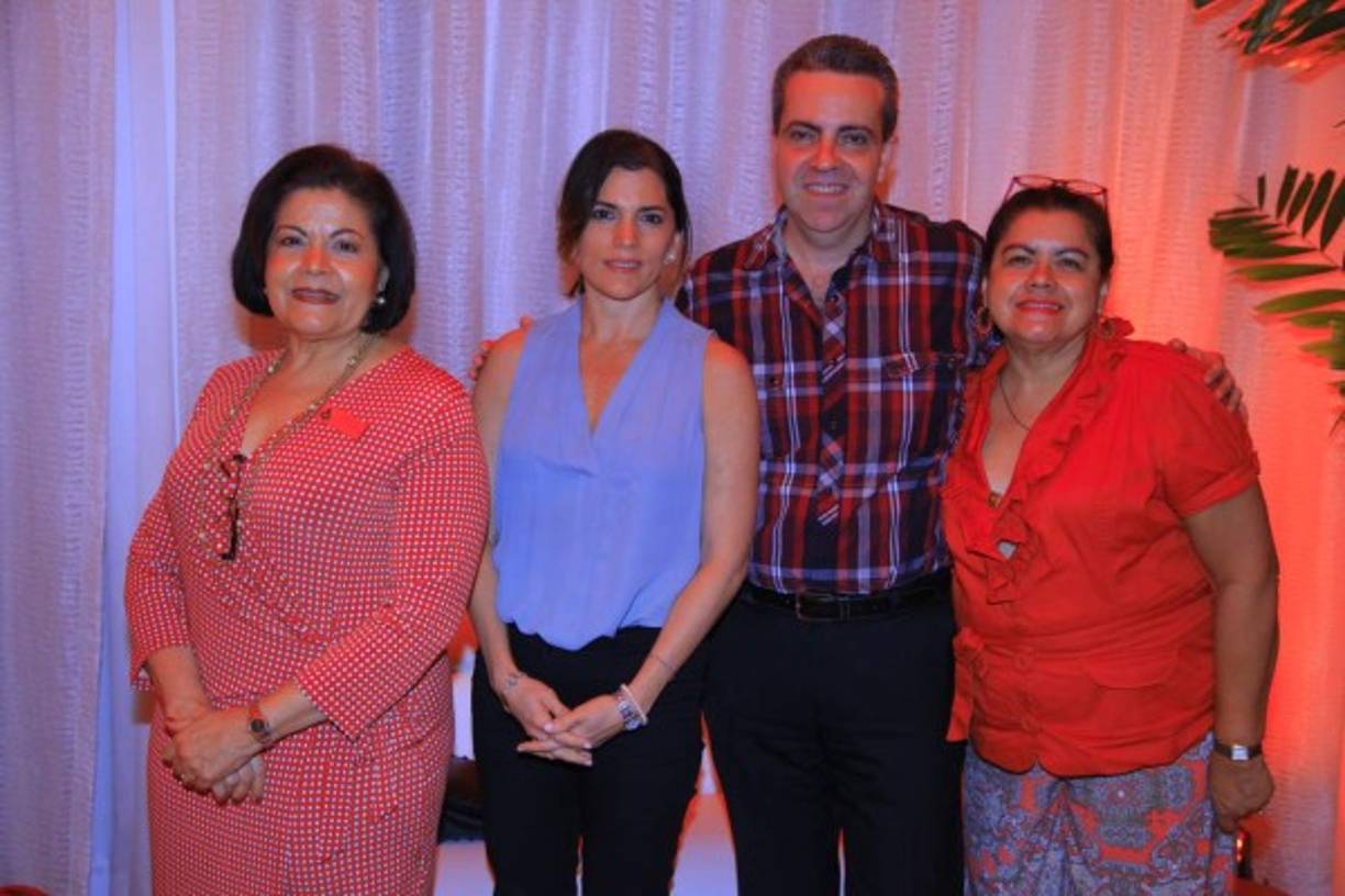 Elena Larios, Verónica Chicas, Guillermo Jaar y Chiqui Durón compartieron en la velada.