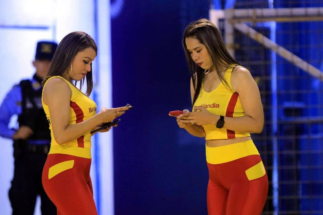 Guapas edecanes fueron sensación y robaron miradas en el estadio Olímpico durante el derbi sampedrano.