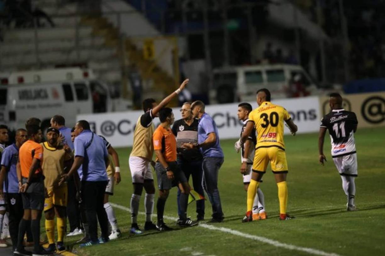 El cuerpo técnico y jugadores del Tauro FC se le fueron encima a los árbitros tras rectificar la decisión de expulsar a Héctor Castellanos.