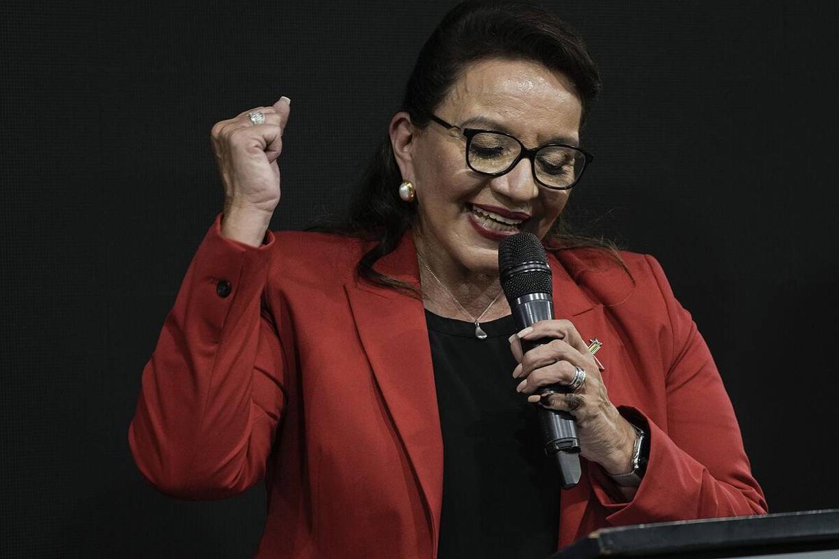 Castro fue electa el 28 de noviembre en elecciones generales, con más del 50% de los votos. Gobernará entre 2022 y 2026. Tiene 62 años de edad y asume el cargo 16 años después de que su esposo, Manuel Zelaya Rosales, también lo hiciera. 