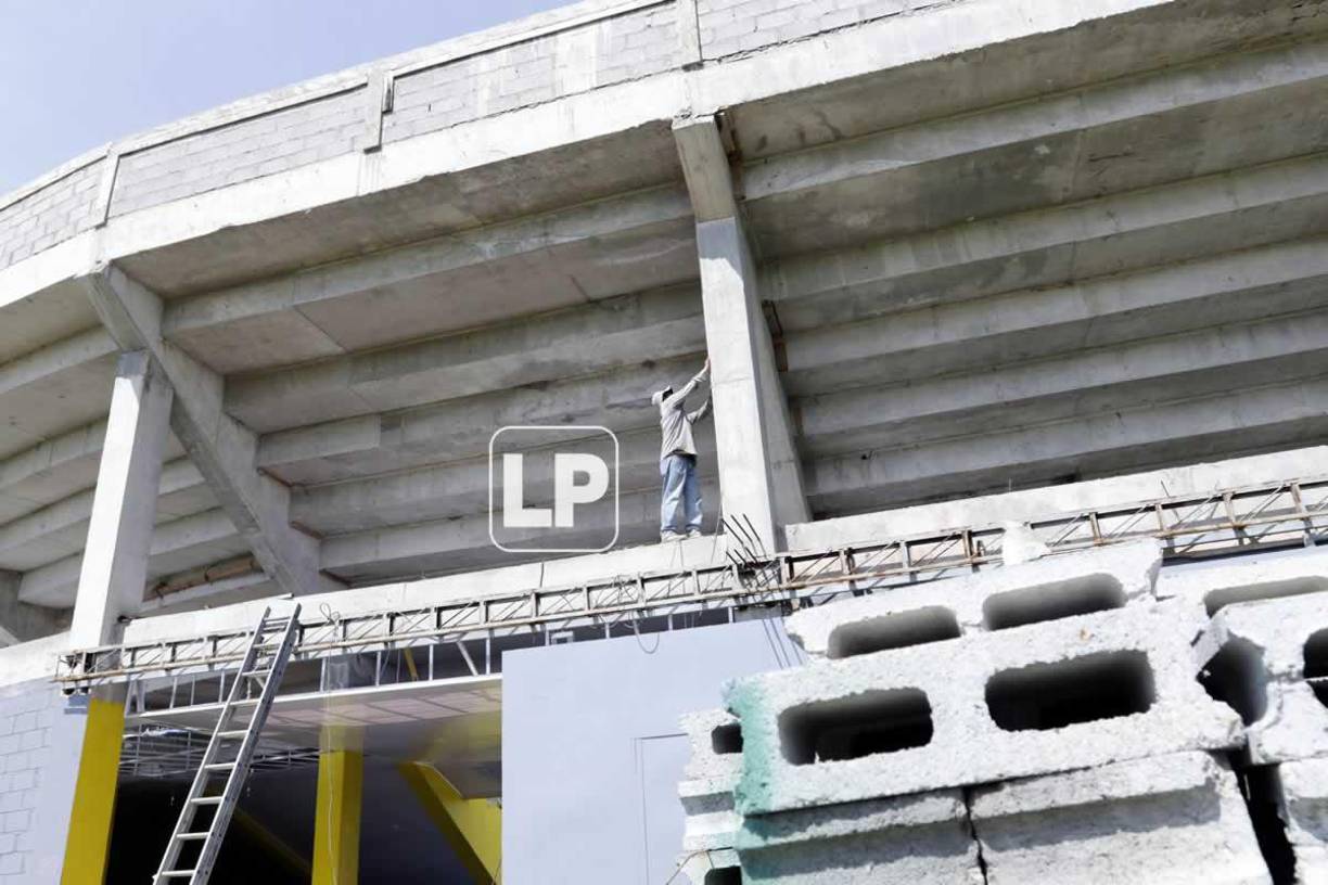 El estadio está concluido quizá en un 70 por ciento y restan detalles, según han dicho los obreros que edifican el inmueble.