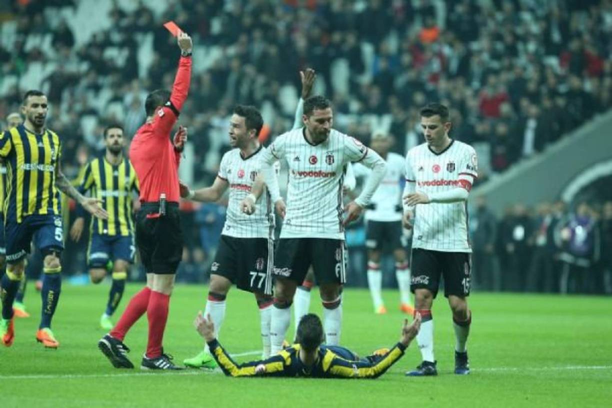 Van Persie provocó la roja y al final decidió ese juego con un gol.