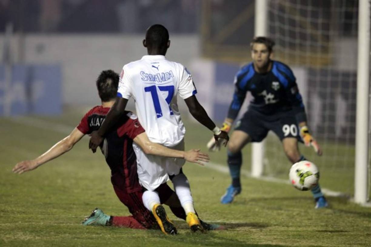 Alberth Elis estuvo cerca de marcar en esta acción.