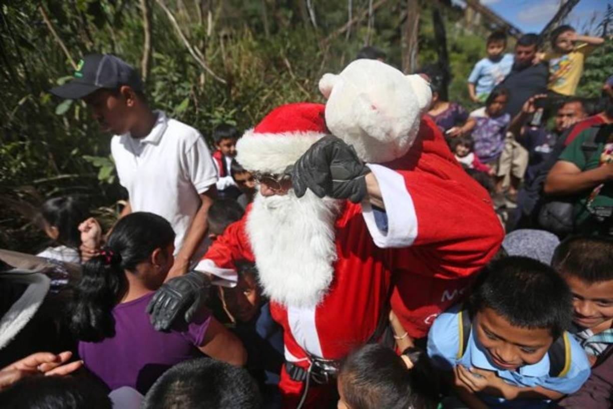 El Santa Claus guatemalteco es el bombero Héctor Chacón Cuellar que llevó alegría a los más pobres de la capital guatemalteca.