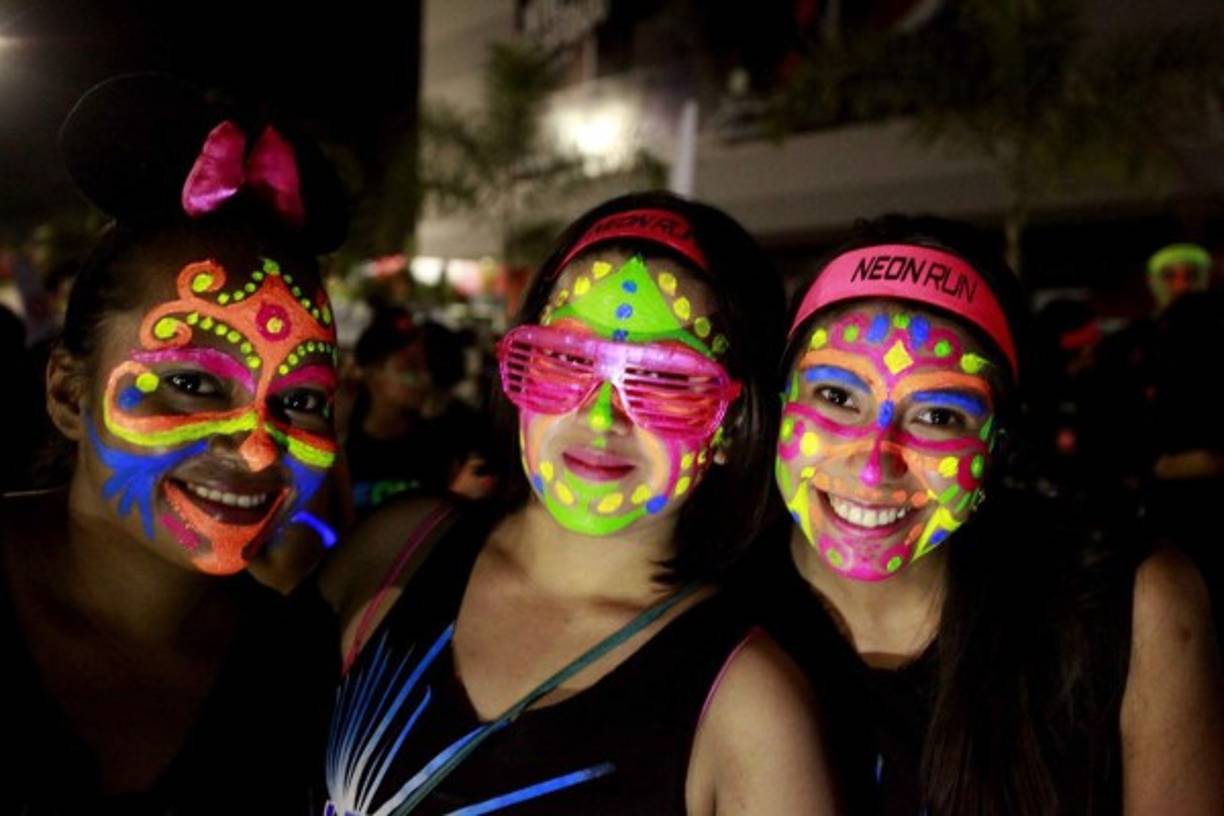 Así vivieron los sampedranos el 'Neon Run'.