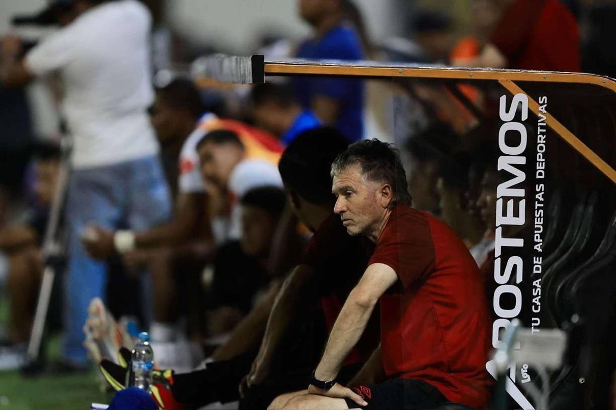 Pablo Martín, preparador físico del Olimpia, con la mirada perdida en el banquillo.