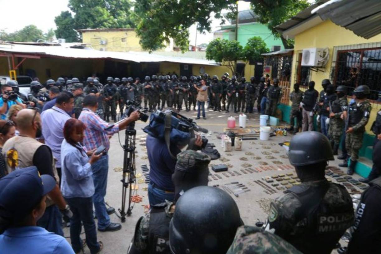 La Fuerza de Seguridad Interinstitucional Nacional (Fusina) continúa con el operativo de registro en el centro penal de San Pedro Sula.