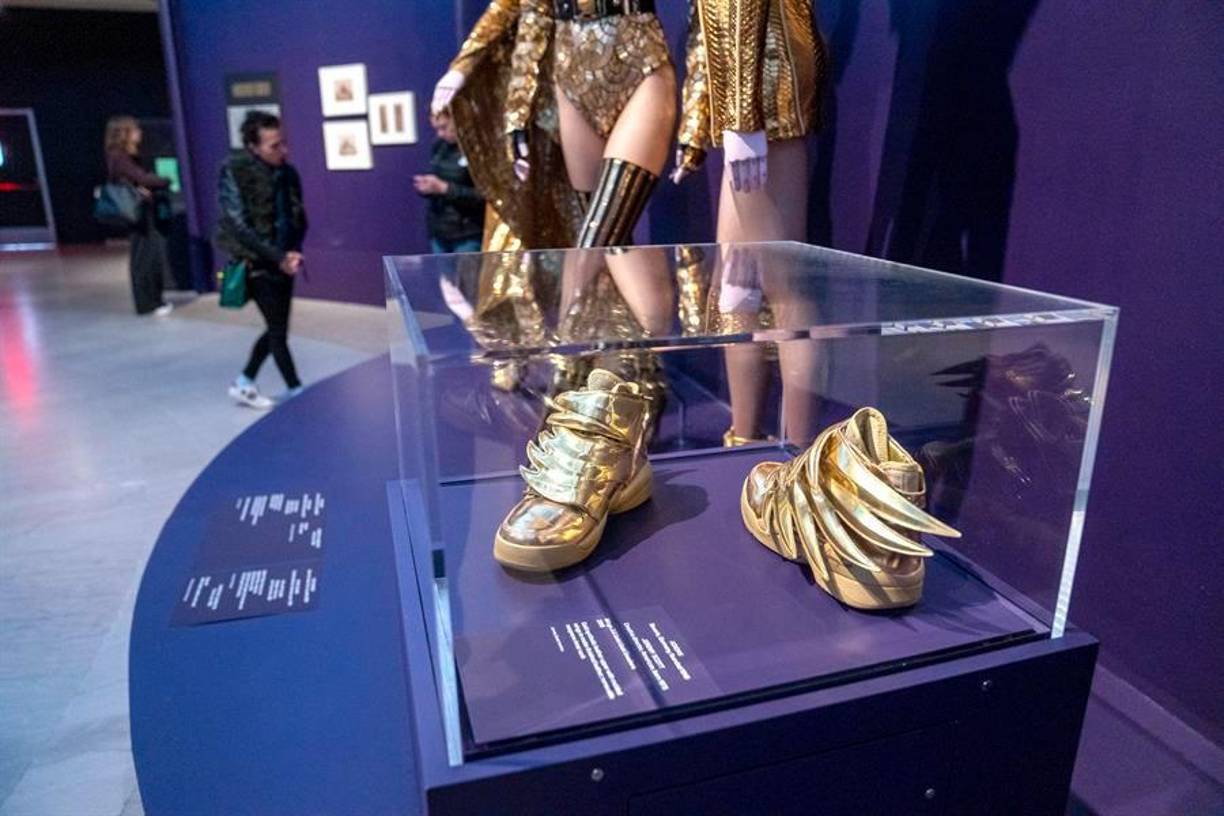 Así, destaca la tapa de un ataúd con forma humana de la Dinastía XXII de Egipto (entre los años 945 y 740 antes de Cristo) en la que se utiliza el color dorado para imitar al oro y relacionar así al difunto con el ciclo solar y el dios del Sol, Ra.