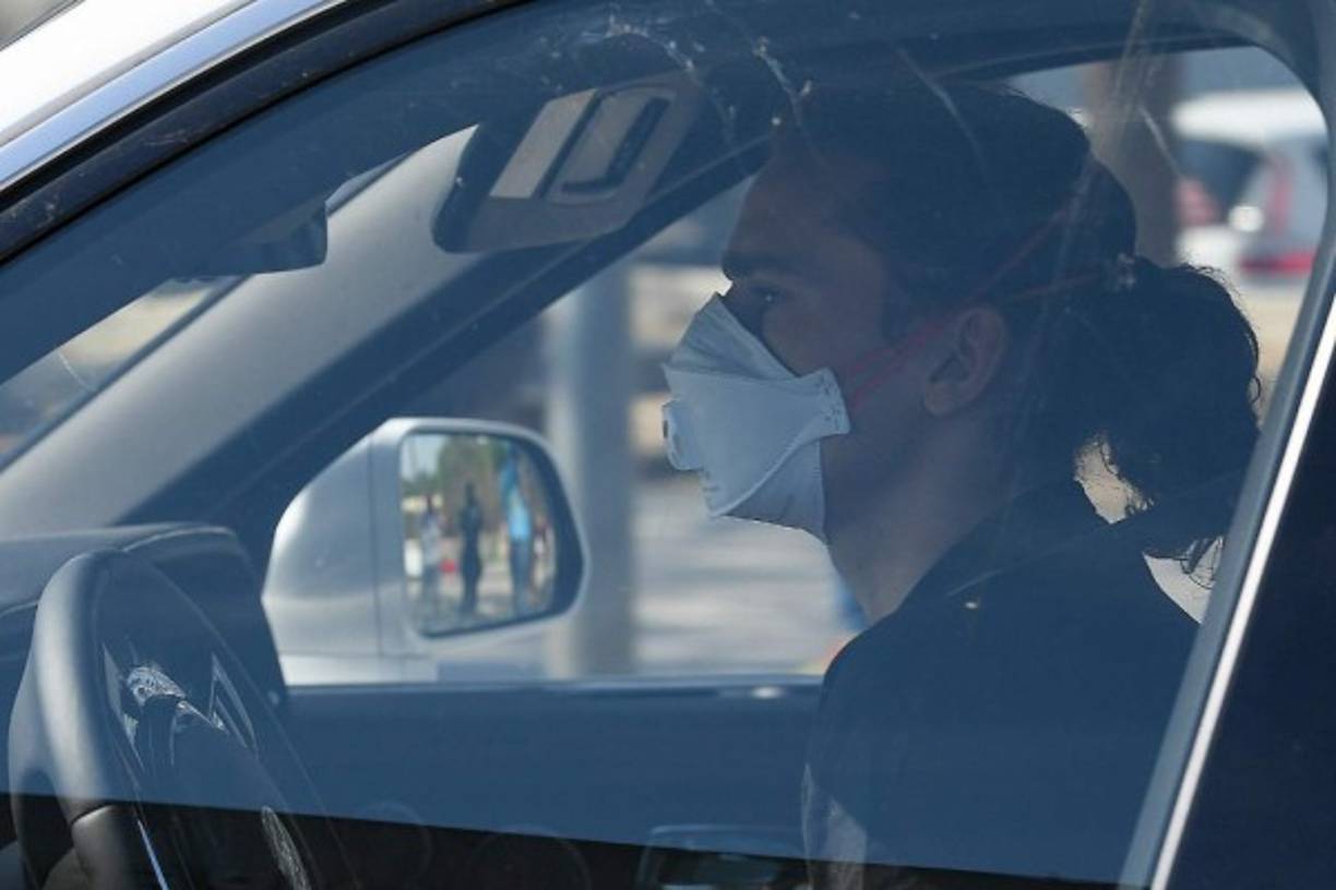 Antoine Griezmann llegó con su cabellera larga para someterse a las pruebas de coronavirus.