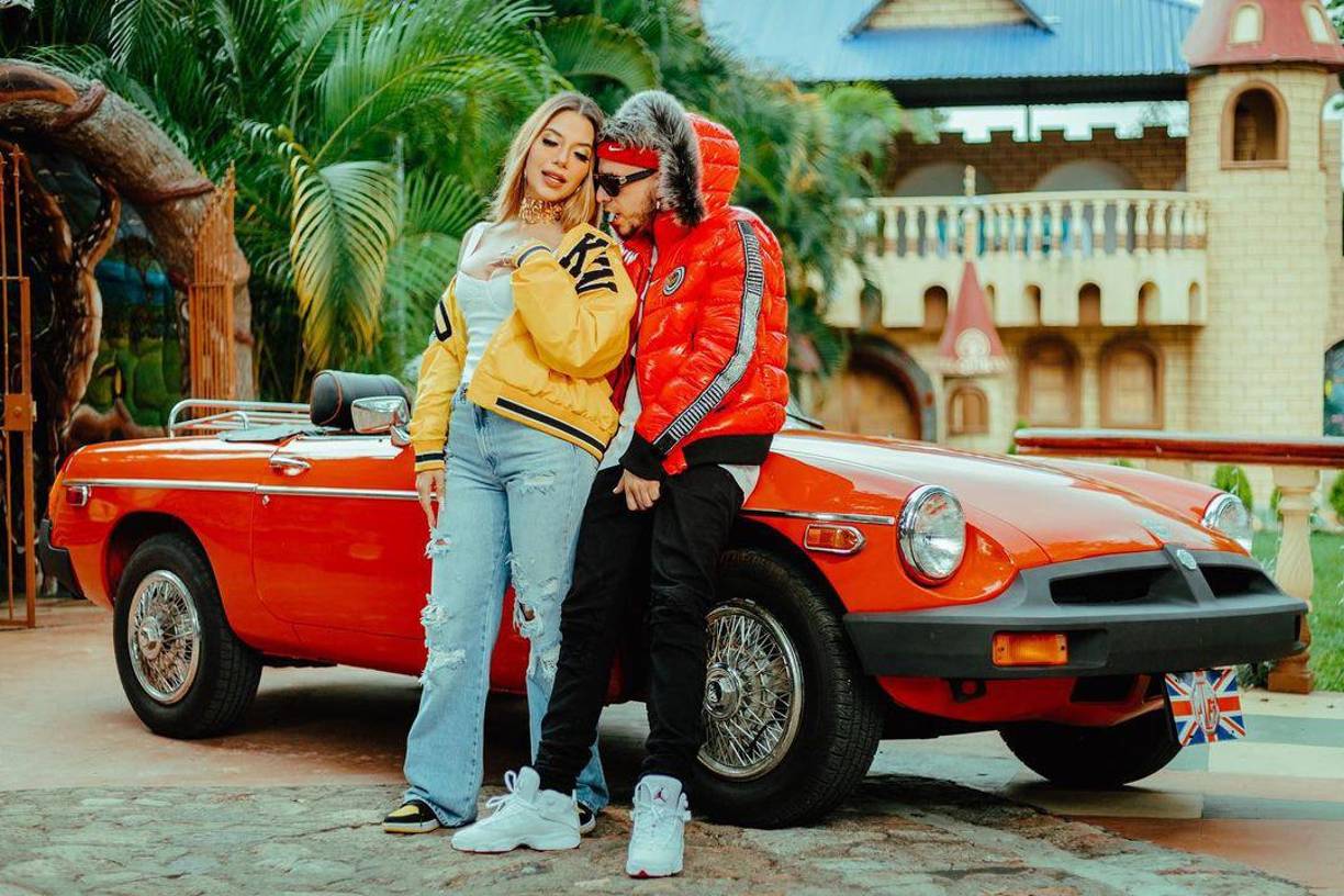 Pero además de las imágenes donde ambos posan junto a un auto rojo, en redes sociales circula el rumor de que ambos podrían tener algo más que una amistad.