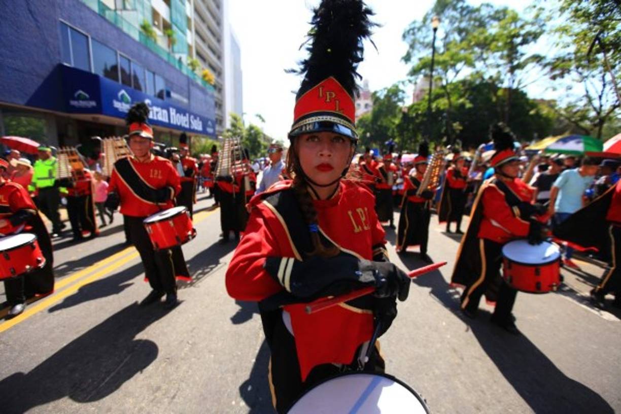 Las 'bandas de guerra' comenzaron a prepararse con meses de antelación, para dar un espectáculo patriótico de primer nivel a todos los espectadores que se aglomeran en las calles para verlos a su paso.