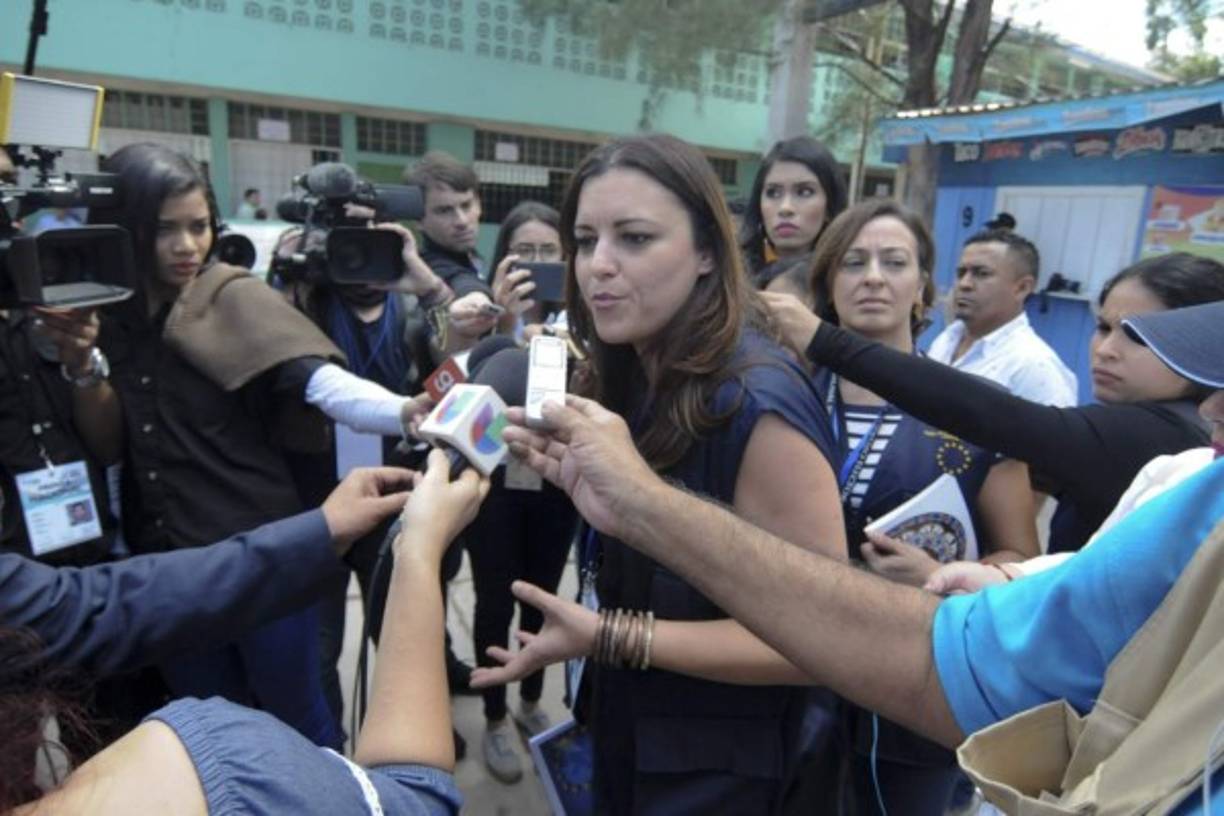 La jefa de la Misión de Observación Electoral de la Unión Europea (UE), Marisa Matias, habla con la prensa hoy, domingo 26 de noviembre de 2017, en Tegucigalpa. EFE